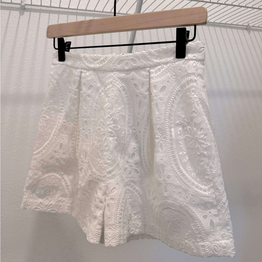 New Monique Lhuillier white shorts with embroidery, size 0.